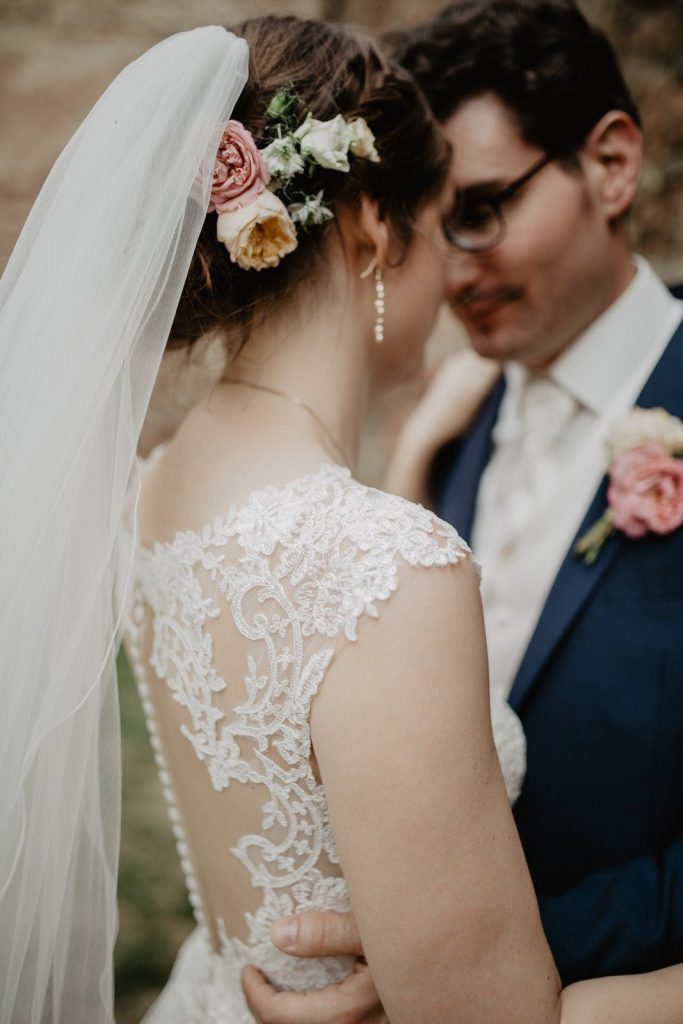 Brautpaar, Braut mit Blumen in den Haaren